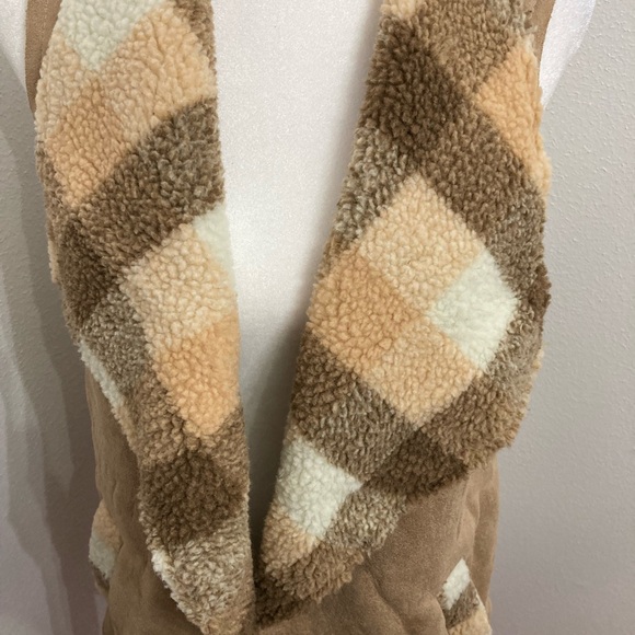NWOT Glitzy Girlz Tan & Brown Open Front Sherpa Vest Size Small - Picture 8 of 13